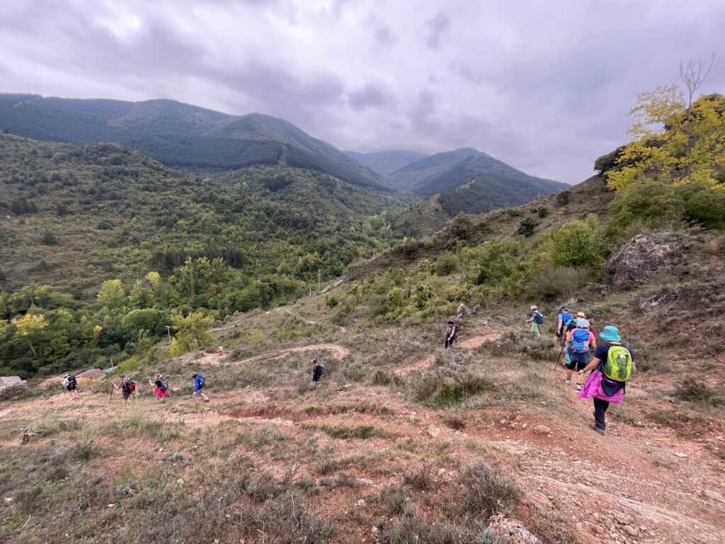 Wandergruppe auf dem Weg nach San Millán de la Cogolla, Navarra, Spanien