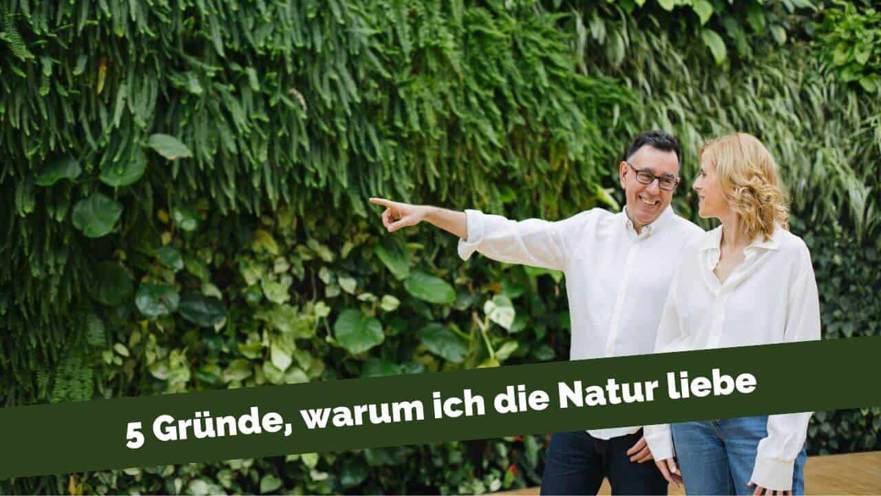 Andrea Bokler und Ignacio Garcia vor einem bepflanzten Wand in Valencia. Ignacio zeigt nach links. Text "5 Gründe, warum ich die Natur liebe"