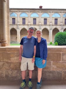 2 Personen im Kloster Yuso