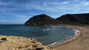 Strand und Berge im Hintergrund