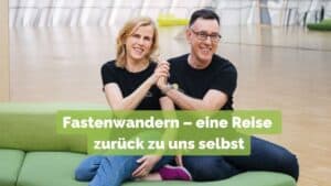2 Menschen auf einem Sofa