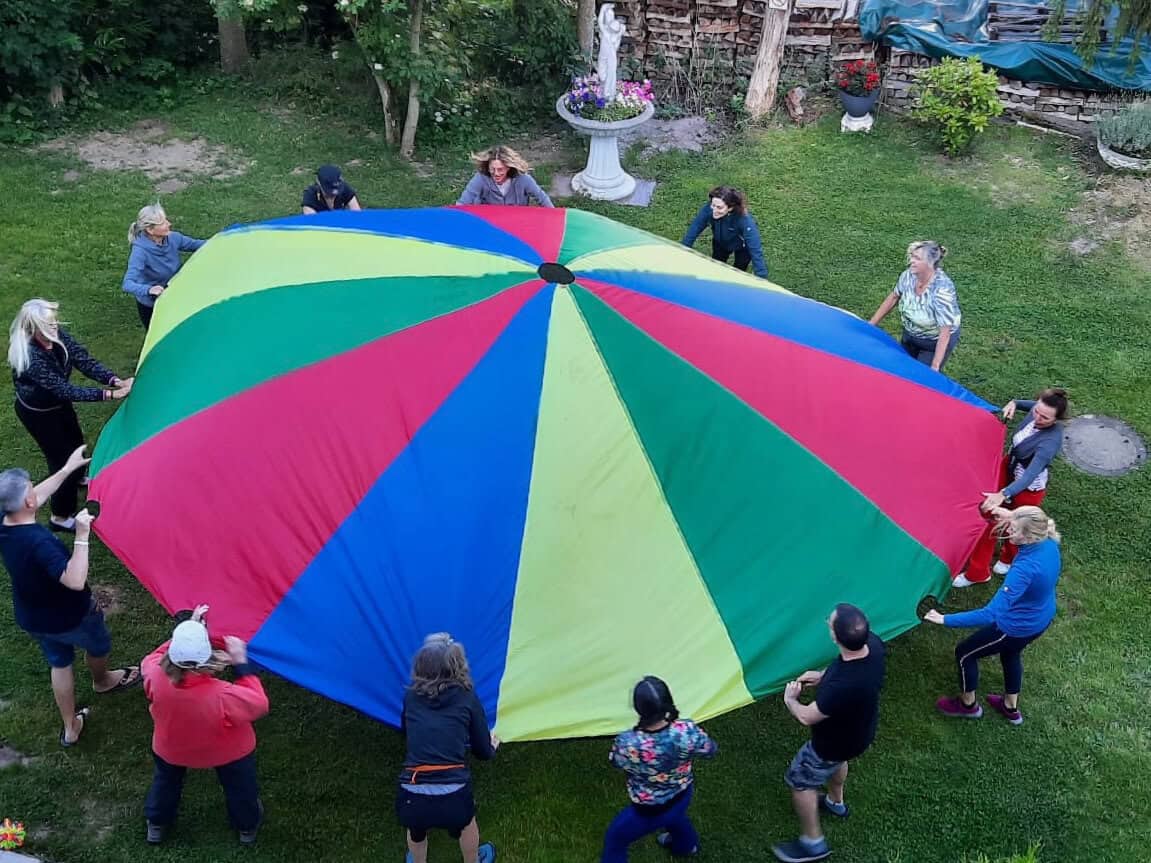 Schwungtuch mit Menschen